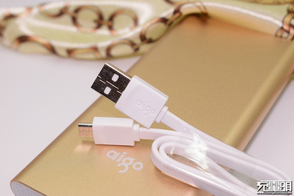 爱国者n1移动电源评测,爱国者金色电源