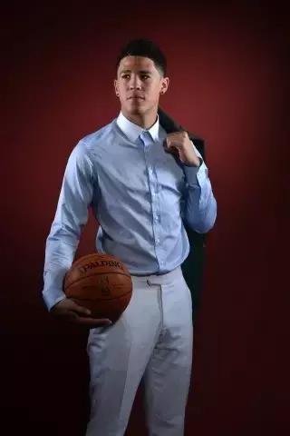 新秀布克格林共同穿过的鞋,布克70分球鞋