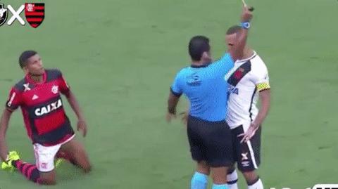 韩国裁判7张黄牌,日本裁判和韩国裁判给不给红牌