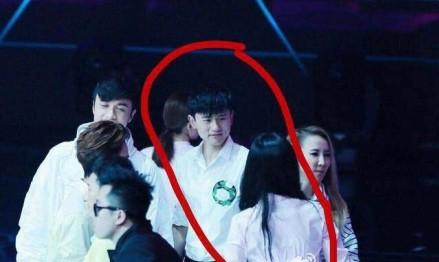 秀恩爱方式千千万！而只有一种爱叫有谢娜的地方就没有张杰的正脸