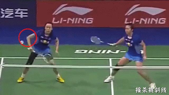 羽毛球杀球过程中挥拍是放松的吗,羽毛球如何挥拍不伤手腕与肘关节