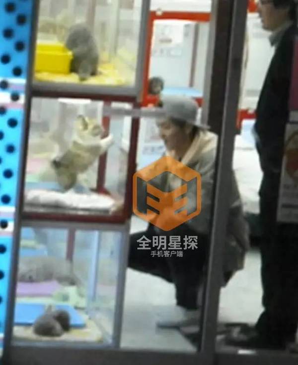 厉害了！鹿晗与神秘地陪同游东京3小时，还惹出了大动静！