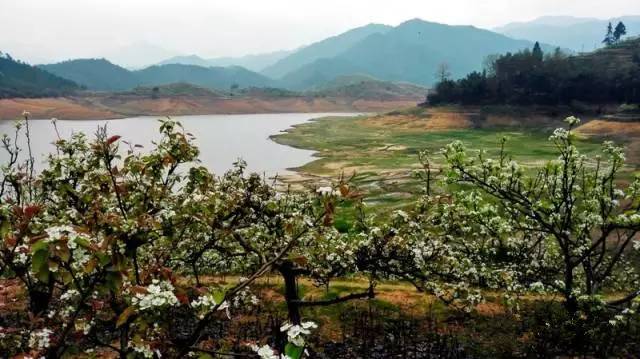 太壮观!清远这个群山萦绕的天湖惊现百米大瀑布,你竟然不知道?