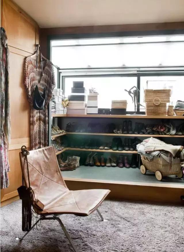 换鞋在门外好还是在玄关里好,入户玄关坐着换鞋对着门是否好