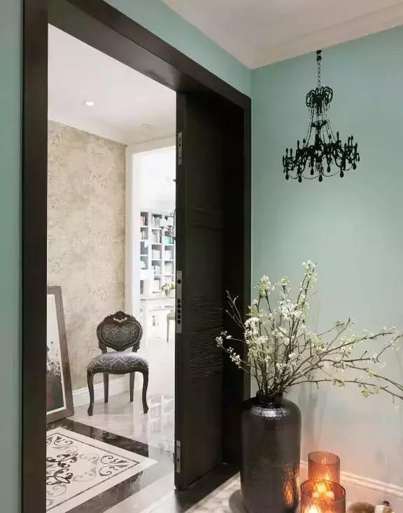 换鞋在门外好还是在玄关里好,入户玄关坐着换鞋对着门是否好