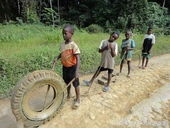 一组非洲儿童的玩具照片，看完感到很心酸！