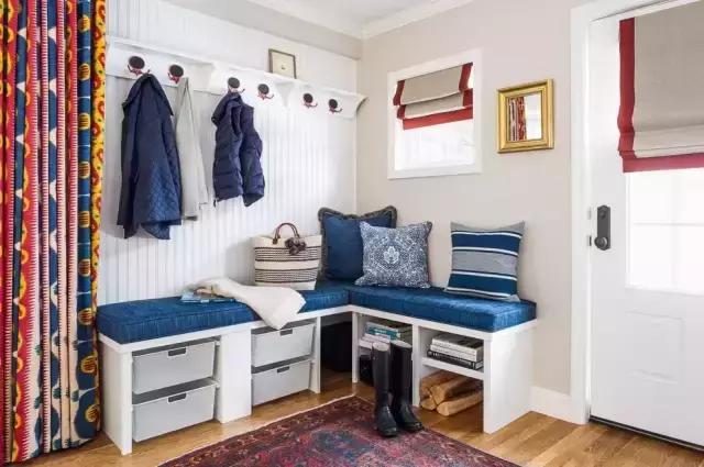 换鞋在门外好还是在玄关里好,入户玄关坐着换鞋对着门是否好