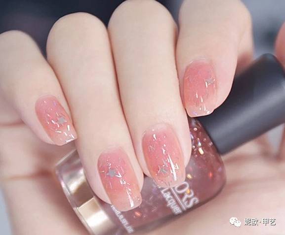 怎么涂好普通指甲油小窍门,怎样能让涂好指甲油的指甲快速干