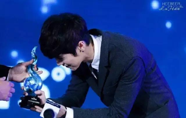 请给我一个不复合的理由,请给我一个不能爱你的理由