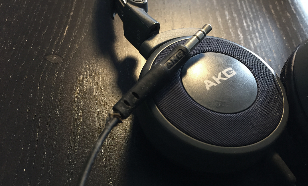 这位小屌丝，给你推荐了性价比超高的入门级耳机！他竟然带了四年