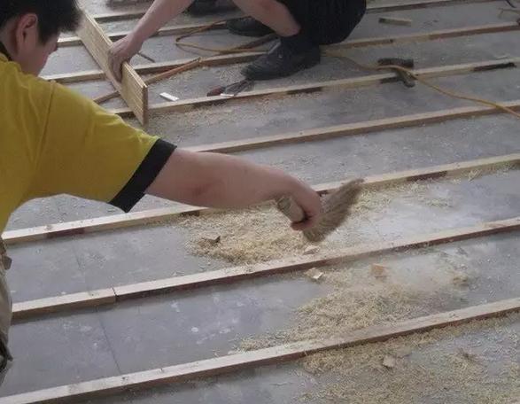 地板打龙骨怎么铺贴最好,地板打龙骨要注意什么