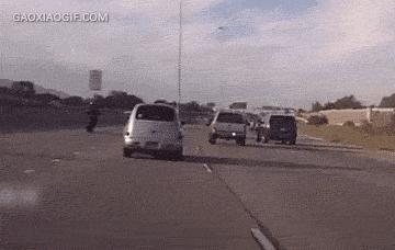 女朋友欠我四块钱，听口气还不想还，我该怎么做？