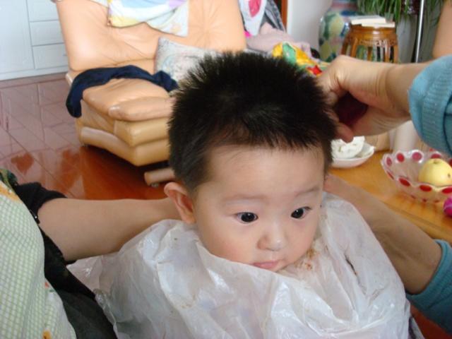 孩子头部触觉敏感抗拒理发,怎么让宝宝不抗拒理发