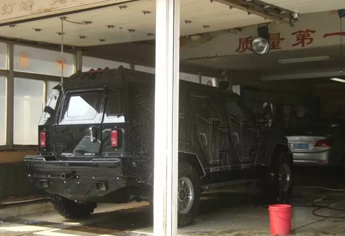 1500万骑士十五世去洗车，洗车人员直摇头：装甲车我们洗不了