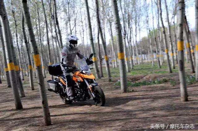 翱翔在城市上空的小鸟赛科龙200mL电喷RX1测试