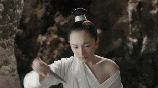 杨幂巧用刘海拯救发际线倍减龄,杨幂一发自拍就被吐槽发际线