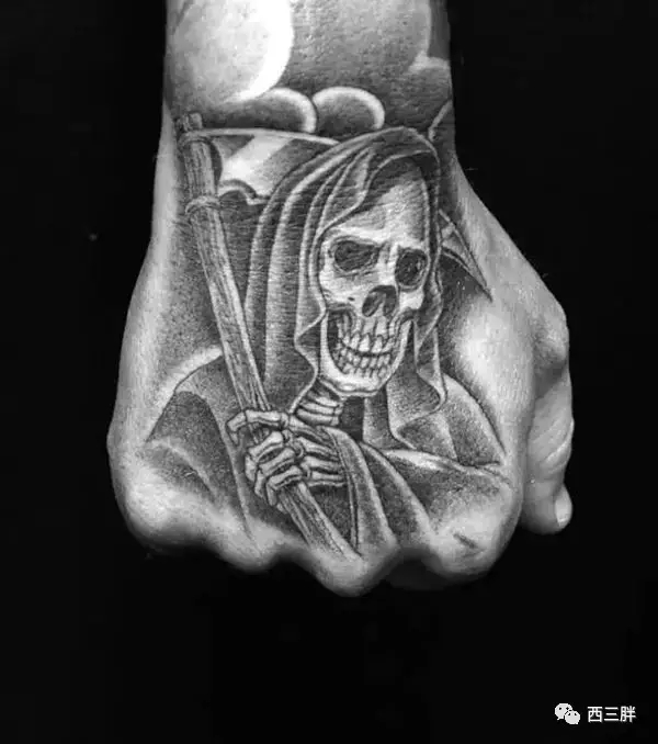 他是众多嘻哈巨星的*用御**纹身师,街头的孩子们都想花大钱请他纹身