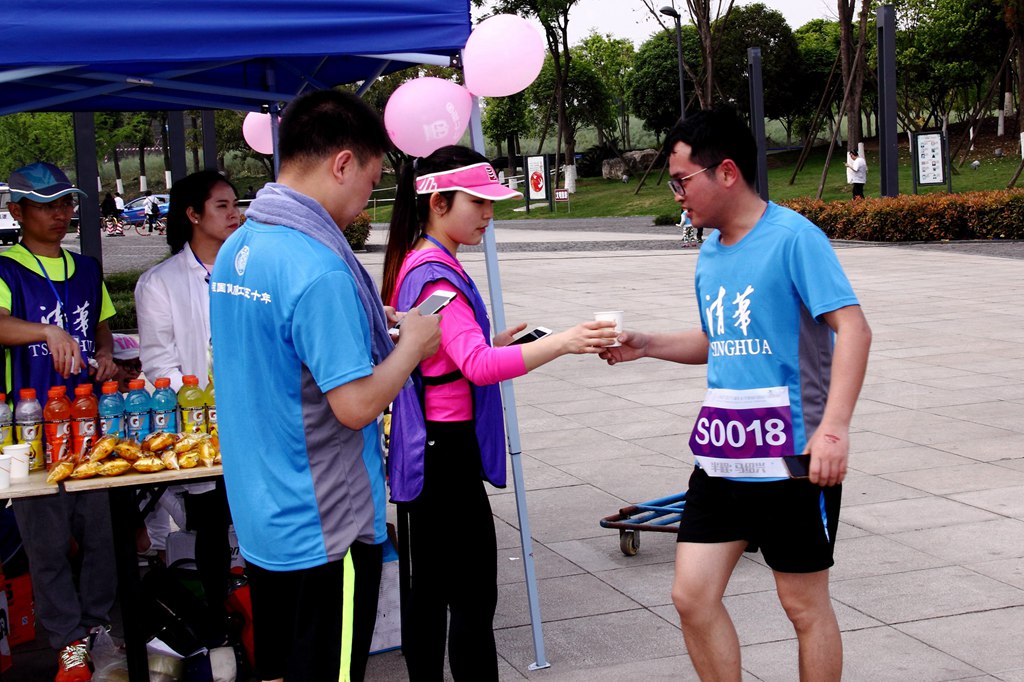 环球同跑迎校庆，清华校友锦城湖畔展英姿（原创）