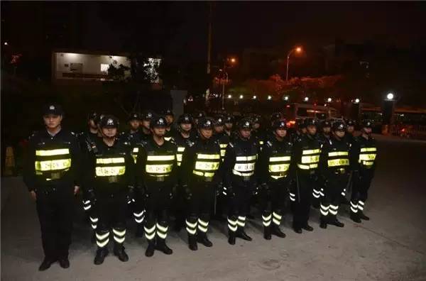 厦门元宵节灯会大街上,厦门街头的路灯