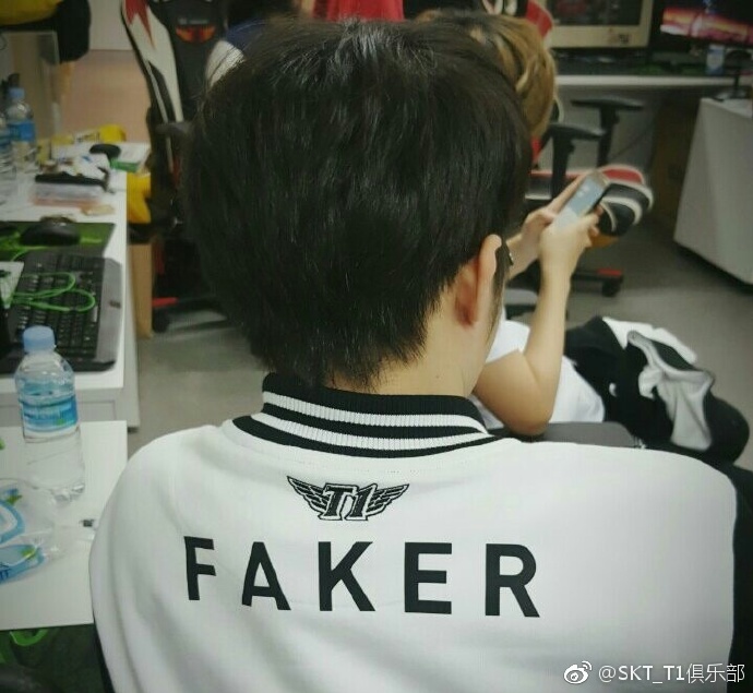 SKT黑色款新队服被晒出，网友：还是红色好看啊！