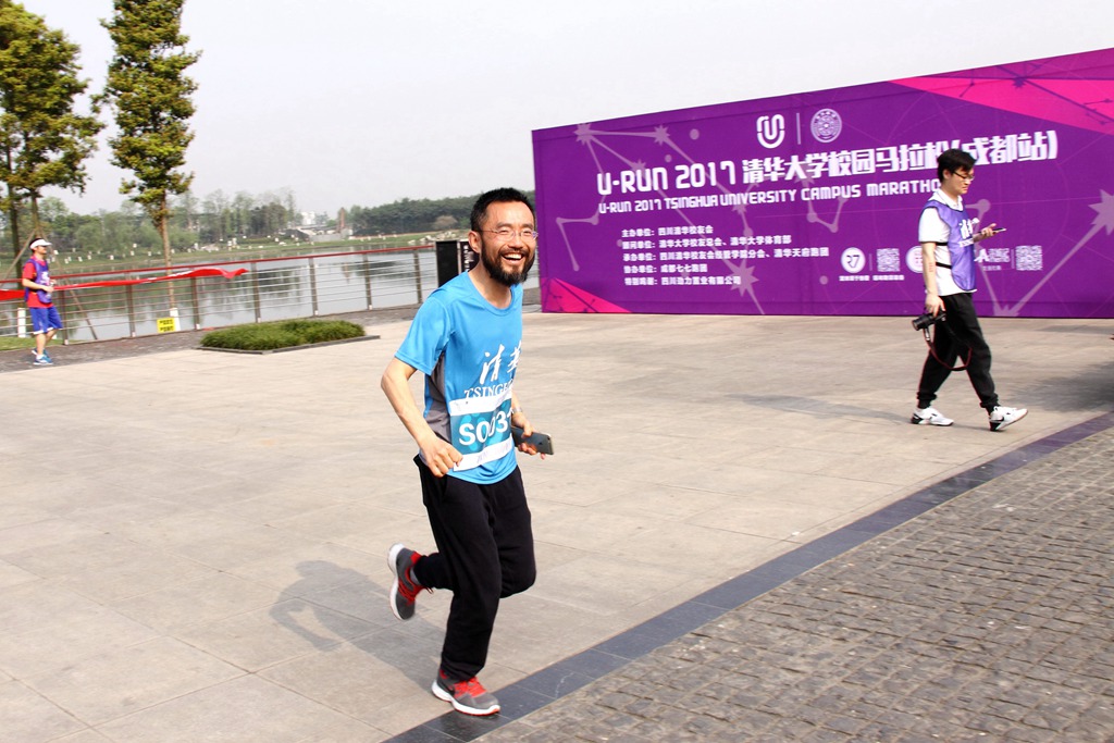 环球同跑迎校庆，清华校友锦城湖畔展英姿（原创）