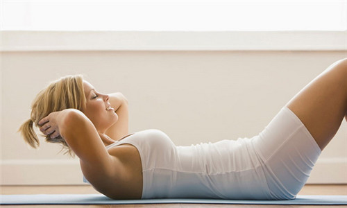 产后肚皮太松弛怎么办？4个小方法不用收腹带也能收紧腹部
