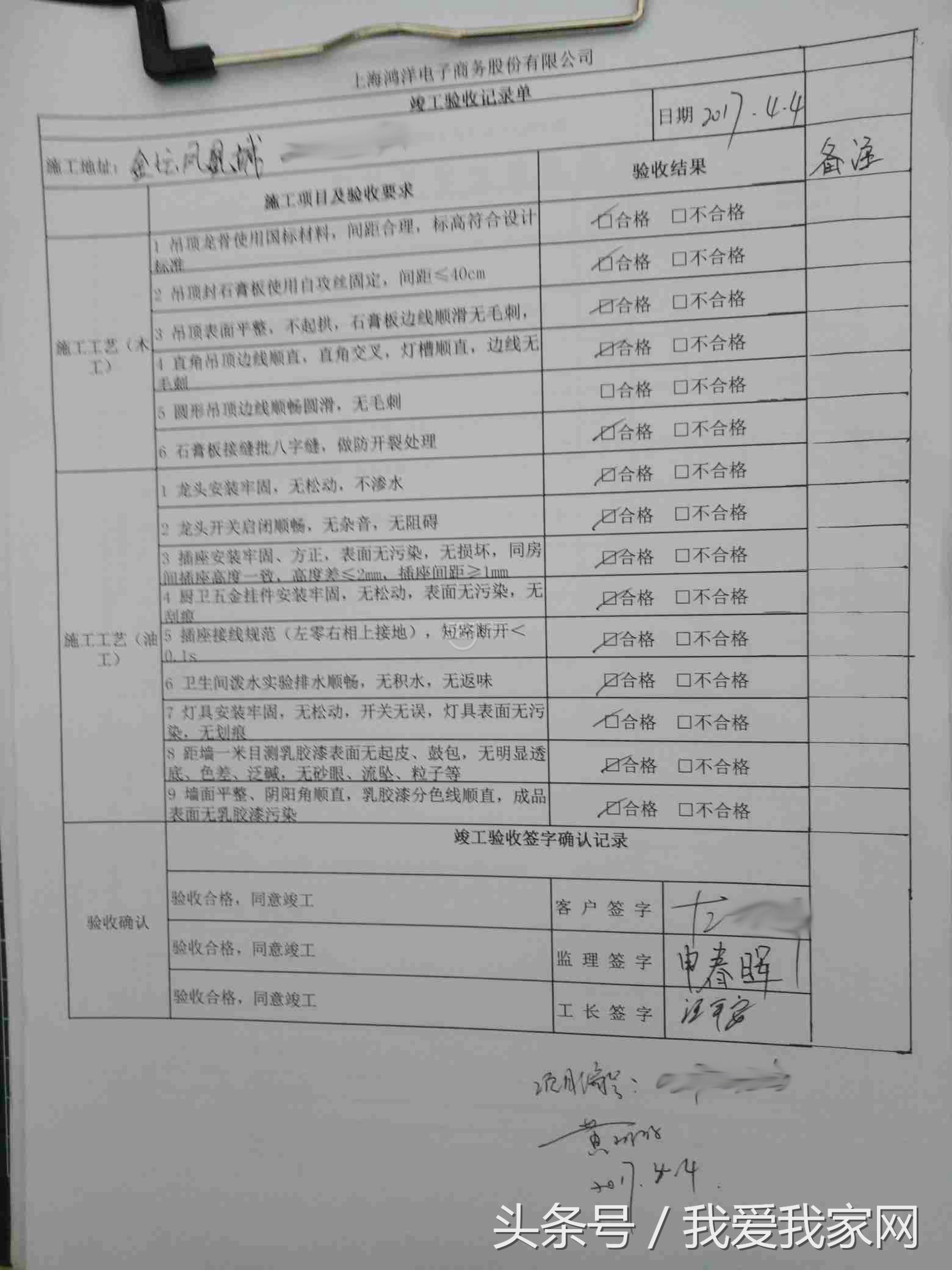 楼梯在正中,楼梯小横梁凸出墙体