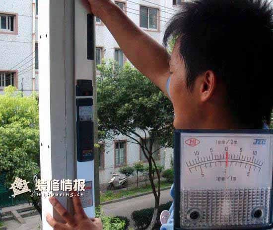 如何安装铝合金门窗滑轮视频,门窗安装门窗制作