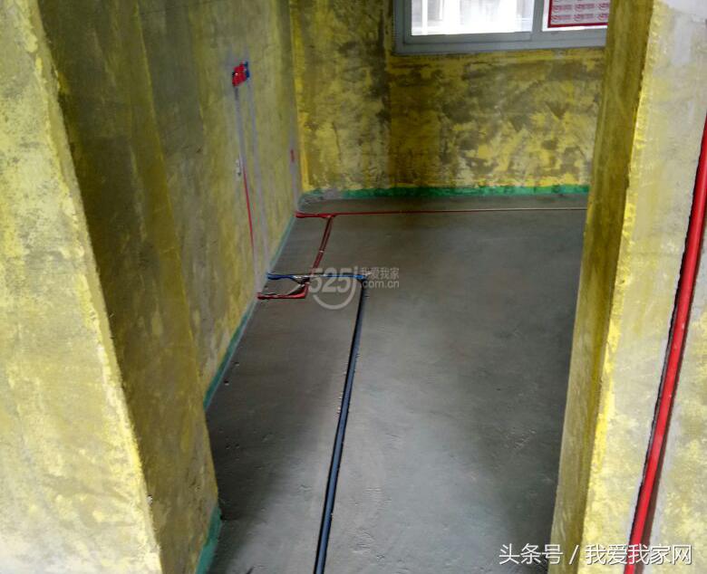 楼梯在正中,楼梯小横梁凸出墙体