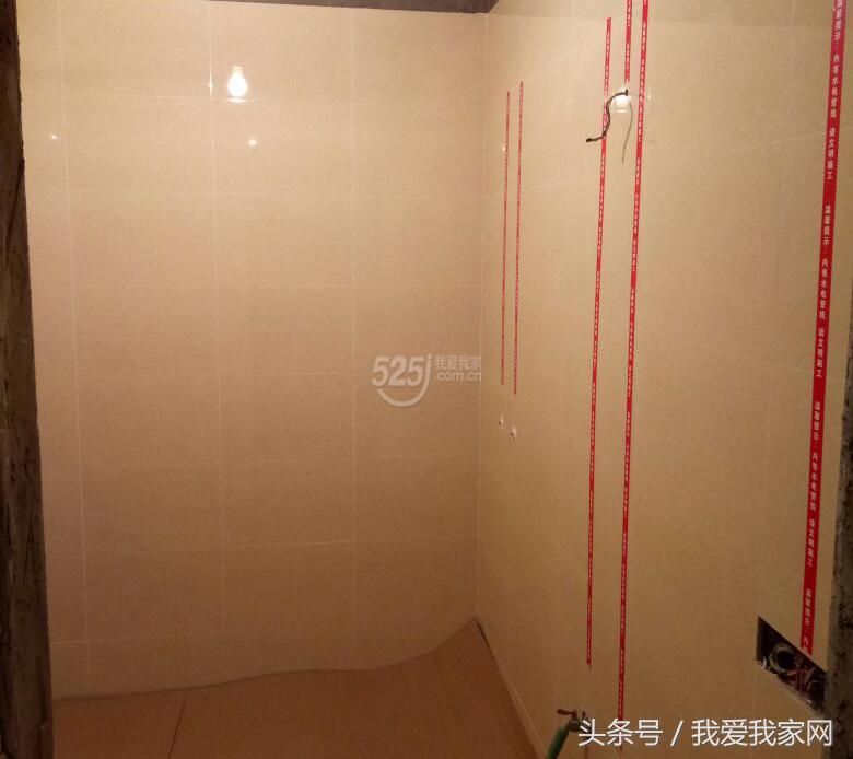 楼梯在正中,楼梯小横梁凸出墙体