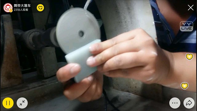 直播间赌石切爆当场付几十万钱,赌石直播间的石头开出来有多值钱