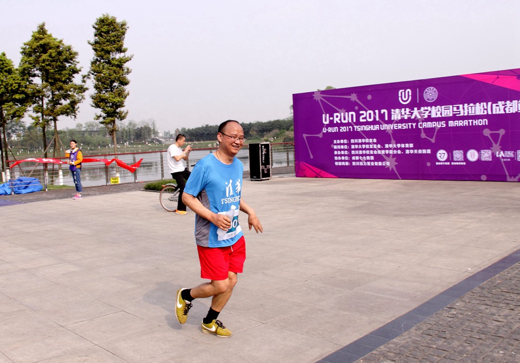 环球同跑迎校庆，清华校友锦城湖畔展英姿（原创）