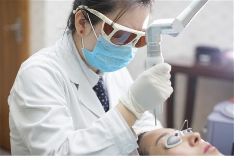 夏天晒黑的皮肤怎样才能快速变白,皮肤晒黑了怎么变白小妙招