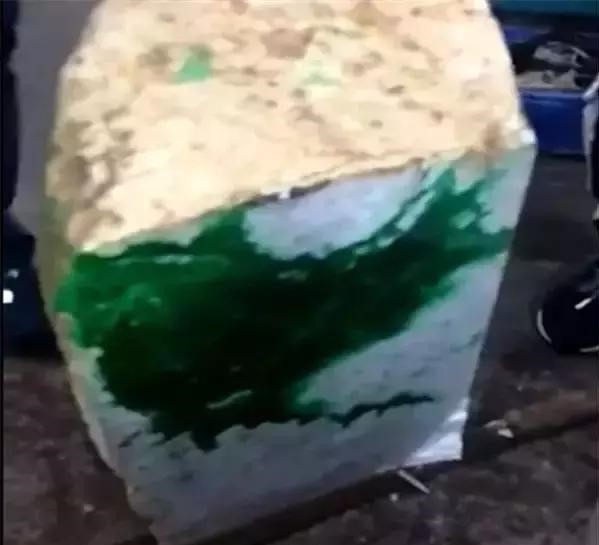 直播间赌石切爆当场付几十万钱,赌石直播间的石头开出来有多值钱