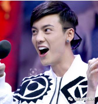 男生头发两边太炸怎么办,男生发型两边太炸怎么办