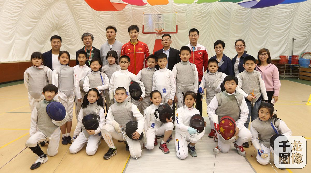 奥运冠军雷声走进世纪小学亲自指导学生练习击剑