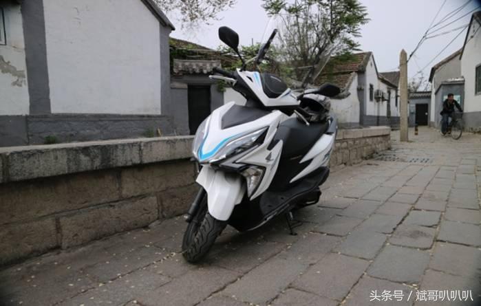 好看的新大洲本田裂行美图,本田裂行125与本田nx125哪个好