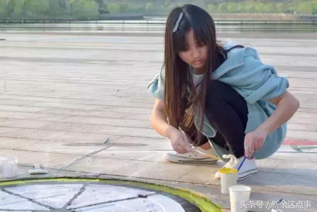 萌萌哒！新余某学校校园里的井盖换上”新衣服“啦，快来围观～