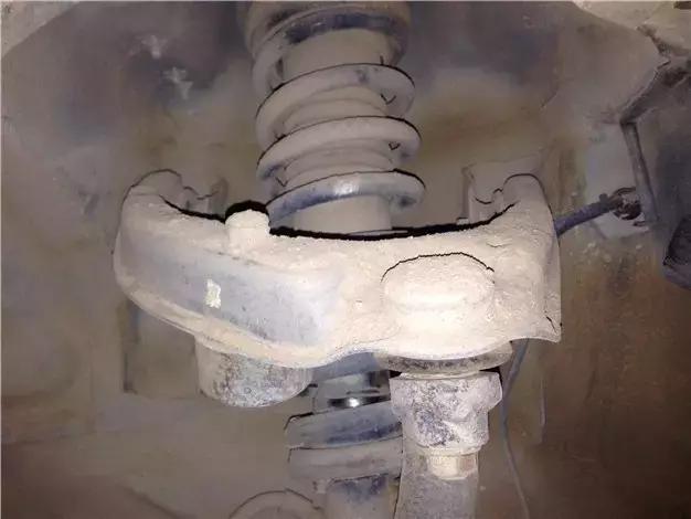 二手车不看底盘结果后悔了,二手车有必要看底盘吗