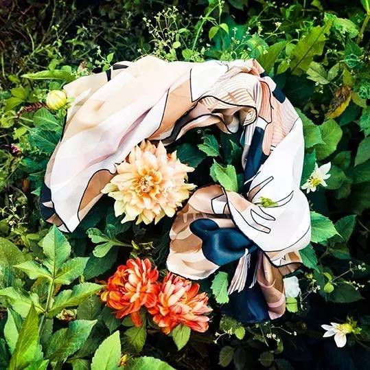 刚买的围巾怎么洗,丝巾买回来怎么洗