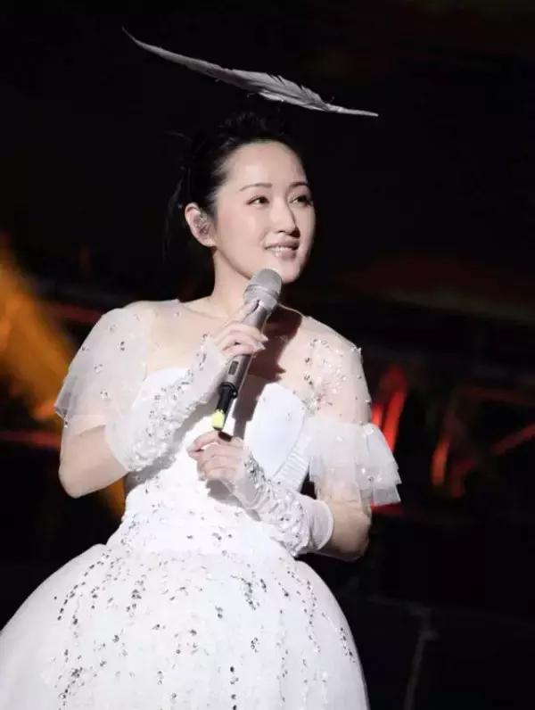 她曾是国民初恋,因谣言消失10年,如今45岁仍优雅甜美!