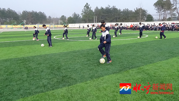 中国足球梦小孩,乡村小孩足球梦