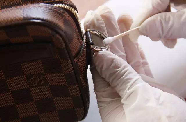 五金不掉色的包包,奢侈品包包五金划痕修复