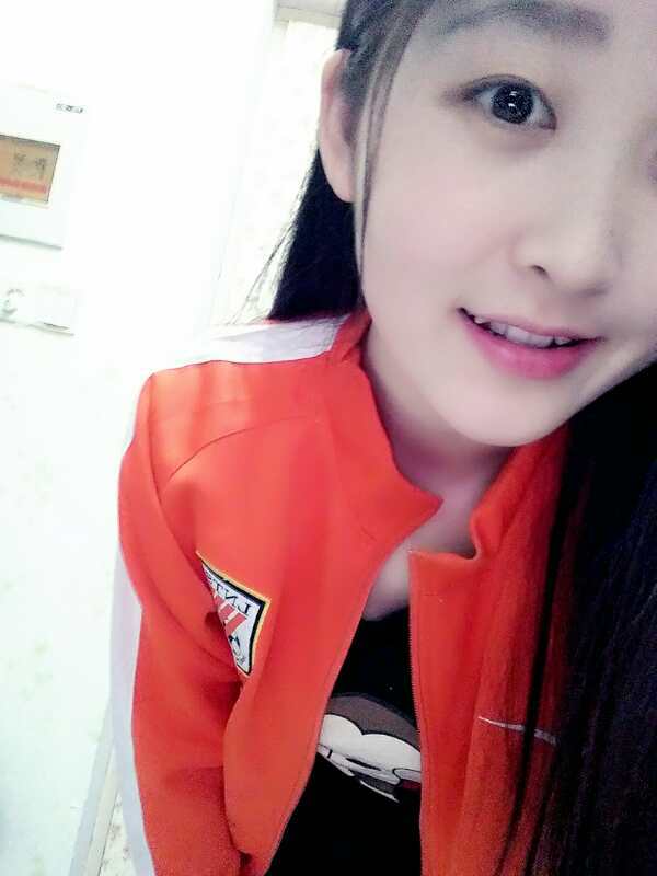 女球迷专访|因爸爸做鲁蜜美女大学生的一路忠橙