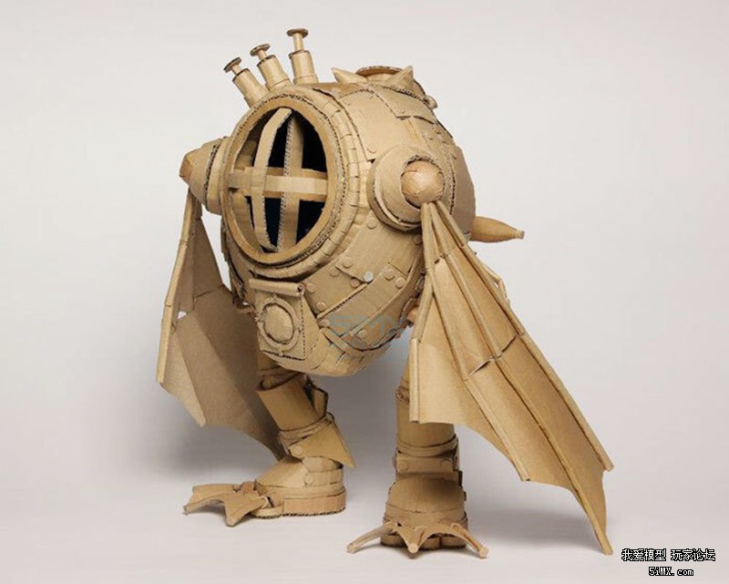 一个日本的萌妹子为了玩模型竟然在废纸堆做这种事情