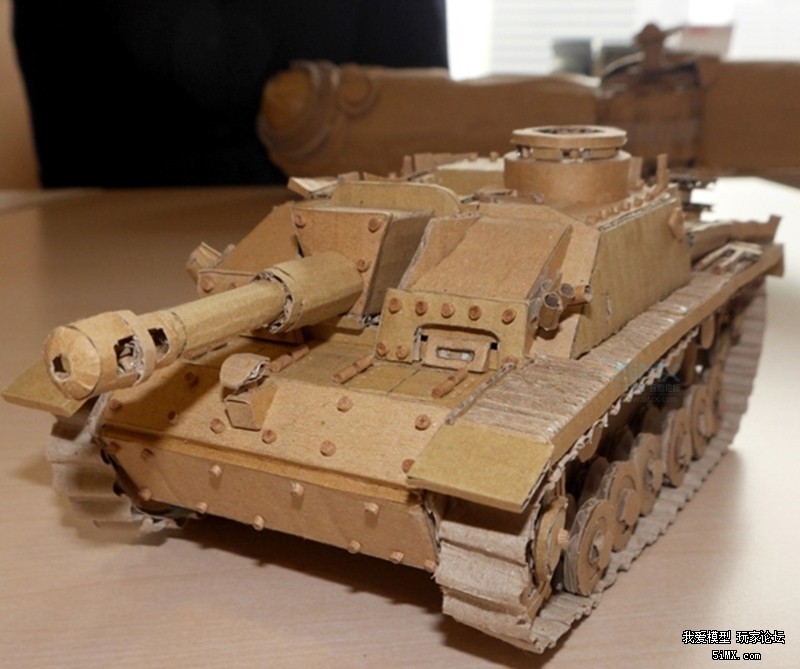 一个日本的萌妹子为了玩模型竟然在废纸堆做这种事情