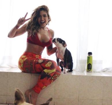 她被称为最性感的体育女主持人，小罗盯着她的胸部看呆！