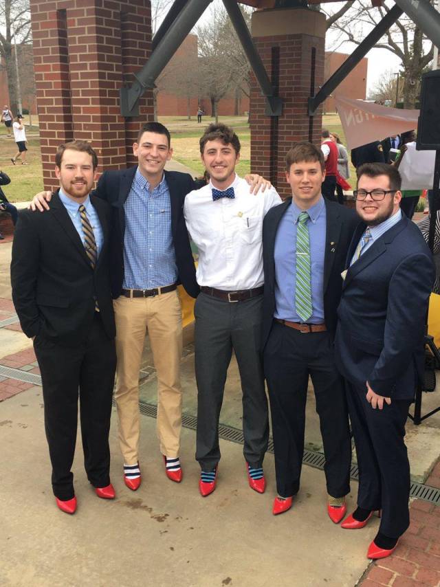 一群老外穿高跟鞋走台步,欧美壮汉穿高跟鞋街头