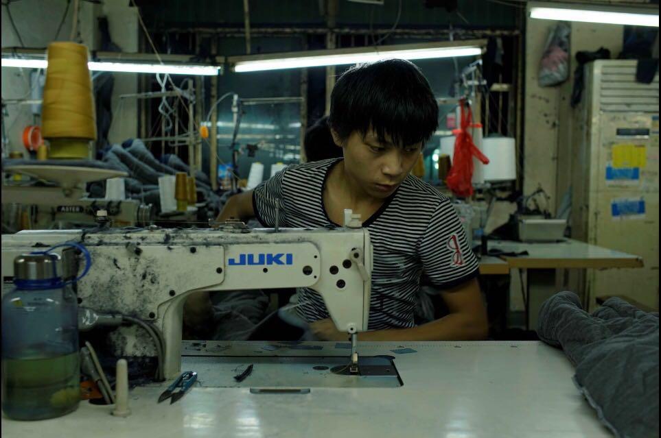 浙江台州洪南中路童装厂,童装车间上班的工人