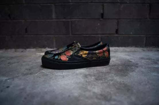 Rihanna和PUMA联名的新款凉鞋，可以说是非常搞笑了